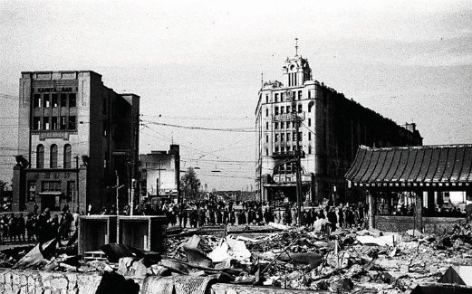 WALAUPUN Tokyo dibom dengan teruk, bangunan Bar Kamiya (kiri) dan pusat beli-belah Matsuya Asakusa masih teguh berdiri.