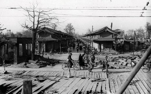 BEBERAPA penduduk yang terselamat berjalan di jalan raya di Naakamise beberapa hari selepas Tokyo dibom tentera AS pada 1945.