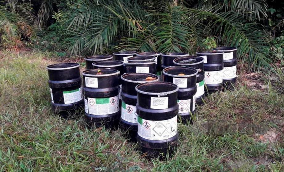 TONG hitam mengandungi bahan kimia natrium sianida di ladang kelapa sawit Karak, Ahad lalu, sudah dilupuskan.