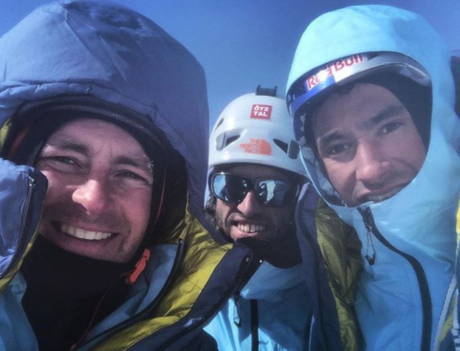 ROSKELLY (kiri) bersama David Lama dan Auer yang maut selepas menawan puncak Howse Peak. FOTO/AGENSI