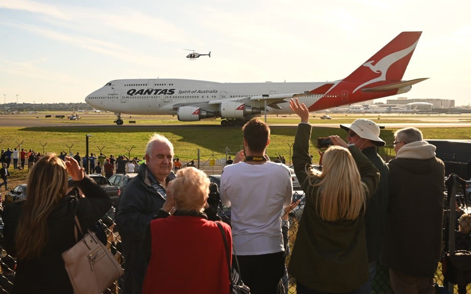 ORANG ramai mengucapkan selamat tinggal kepada pesawat QF7474 sebelum ia berlepas dari Lapangan Terbang Sydney. FOTO AFP 