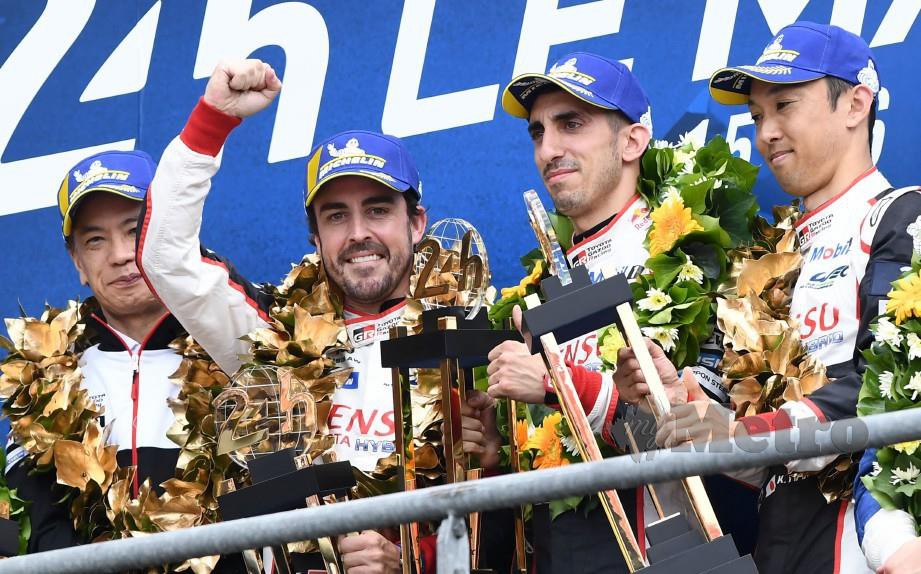 Alonso (dua kiri) bersama pemenang perlumbaan Le Mans endurance 24 jam. FOTO AFP