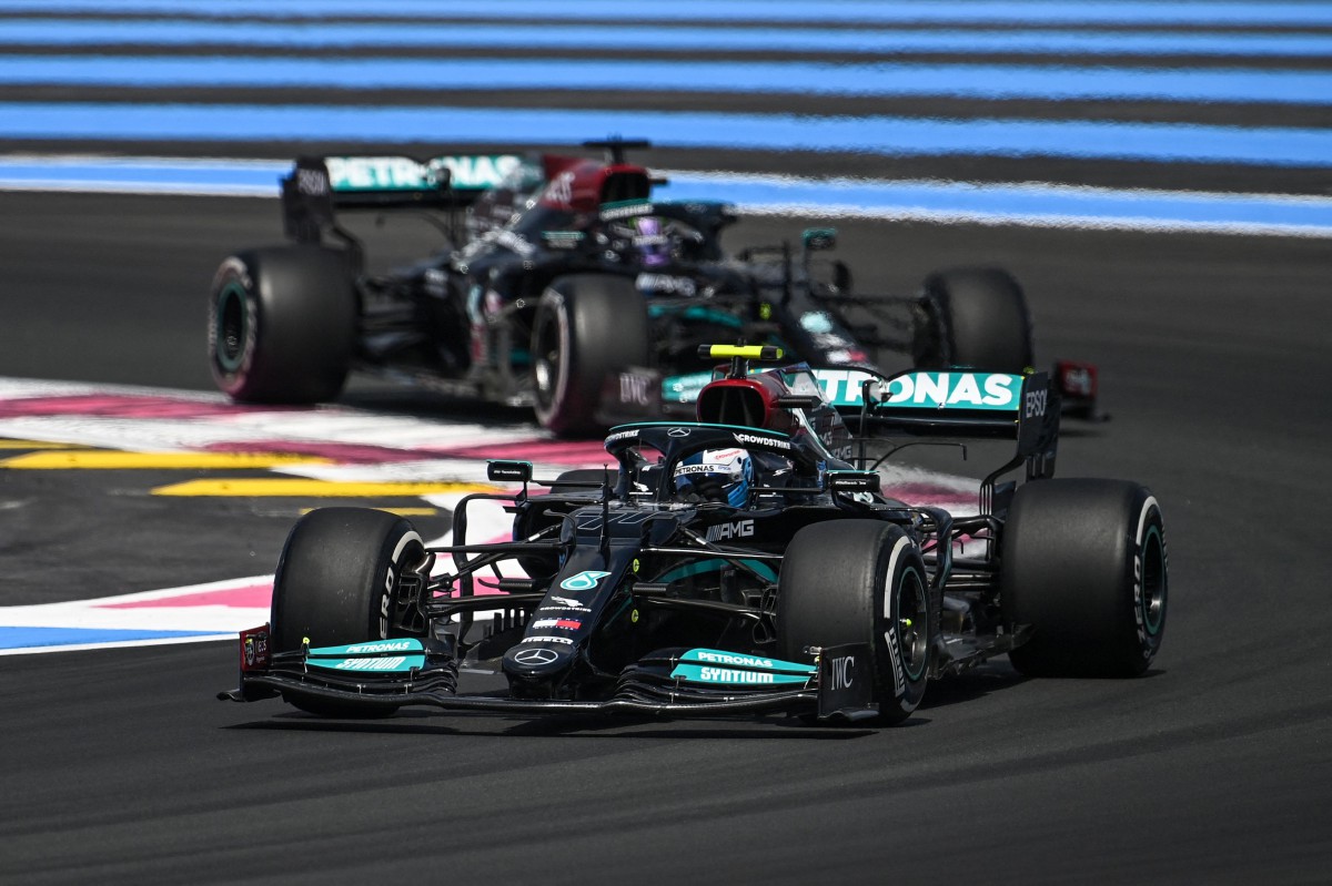 Pemandu Mercedes, Valtteri Bottas di hadapan rakan sepasukannya, Hamilton pada sesi latihan di Grand Prix Perancis. FOTO AFP