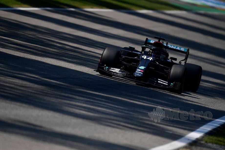 Aksi pelumba Mercedes, Lewis Hamilton pada sesi latihan menjelang GP Itali. FOTO AFP