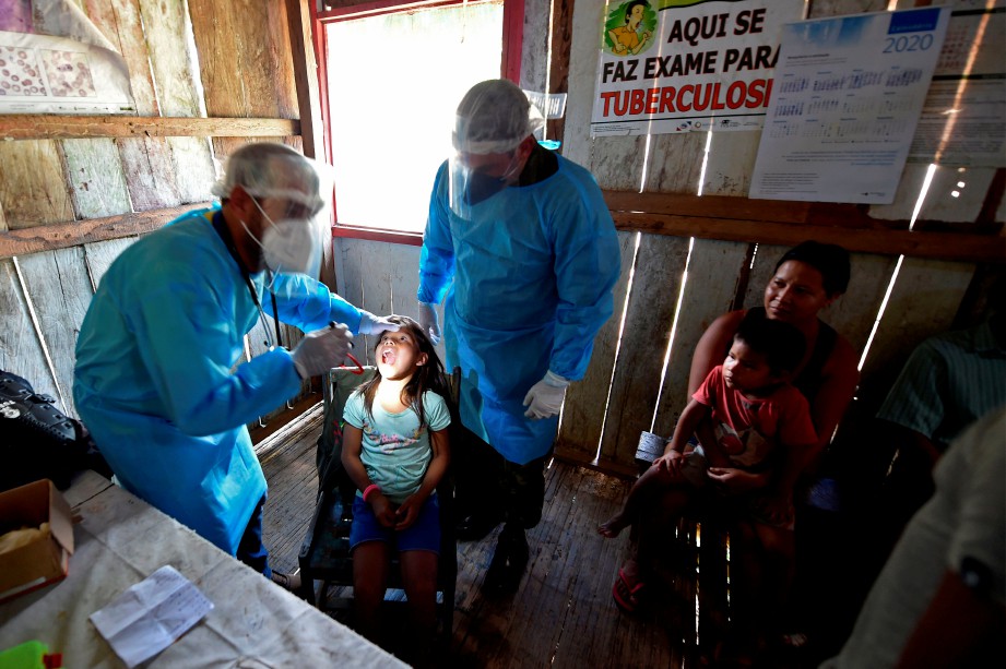 DOKTOR tentera melakukan pemeriksaan kesihatan penduduk pribumi di pedalaman Brazil susulan penularan Covid-19. FOTO AFP 