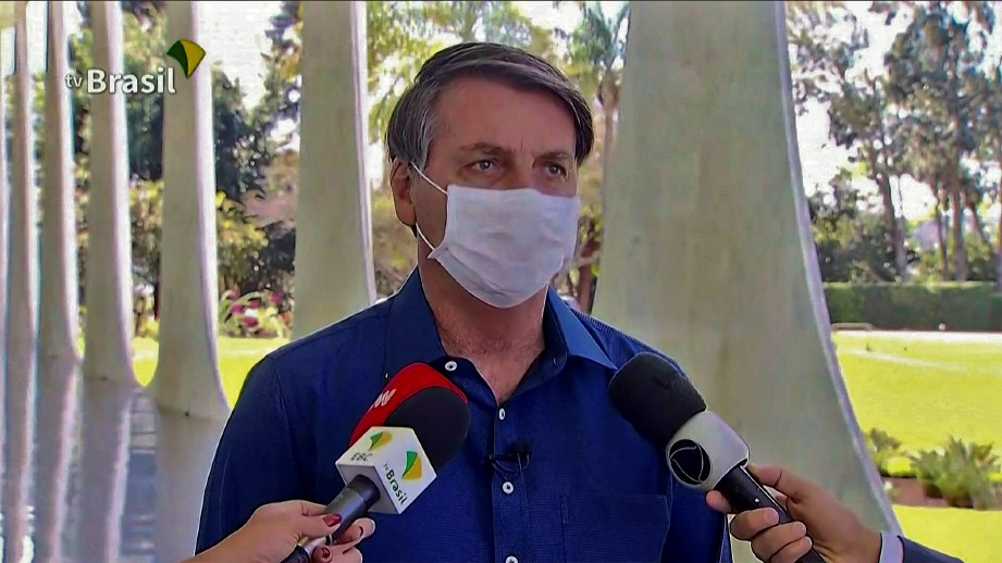 JAIR Bolsonaro ketika ditemubual stesen penyiaran tempatan di Istana Planalto, Brasilia pada 7 Julai. FOTO AFP 