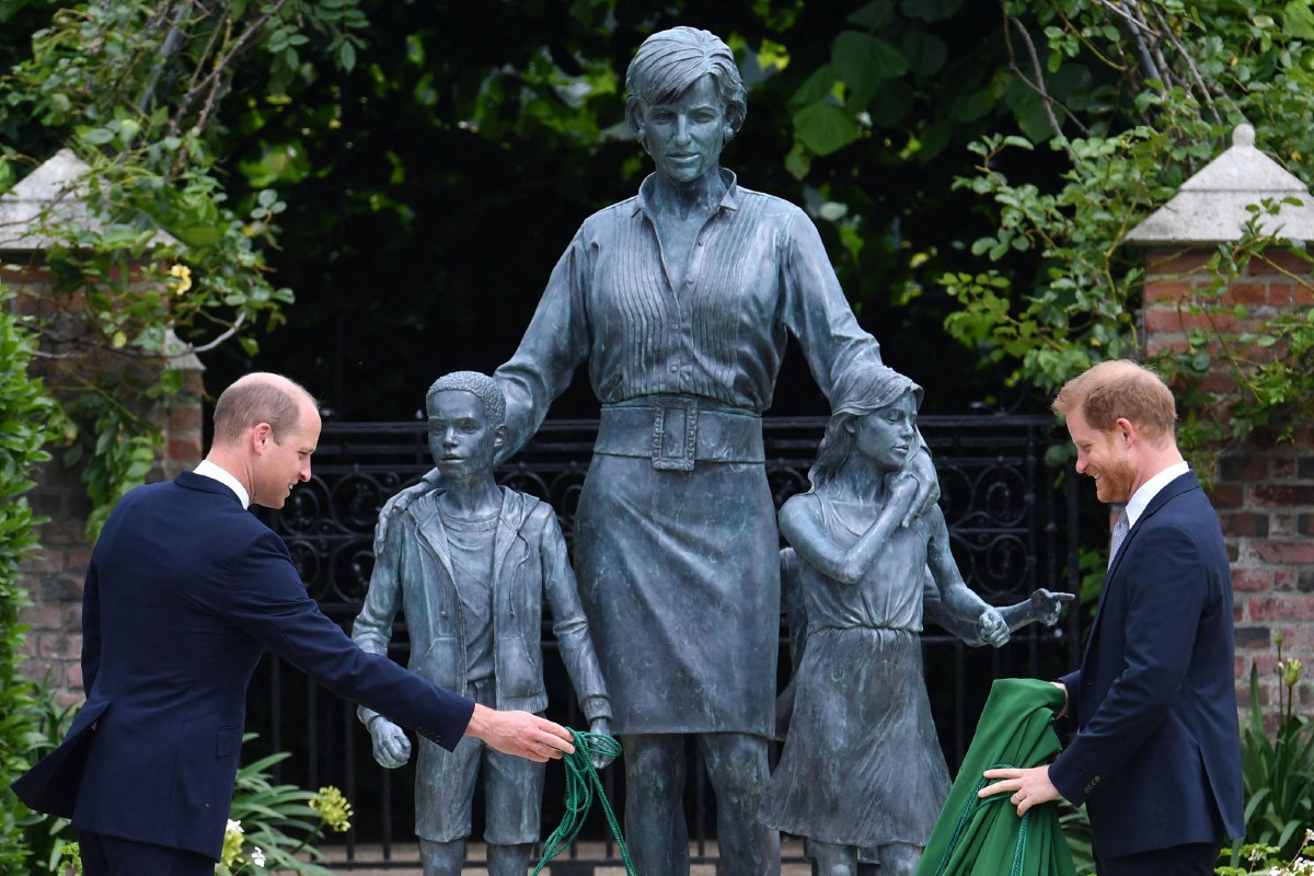 PUTERA William (kiri) dan Putera Harry ketika merasmikan tugu peringatan ibunya, Puteri Diana di Istana Kensington. FOTO AFP