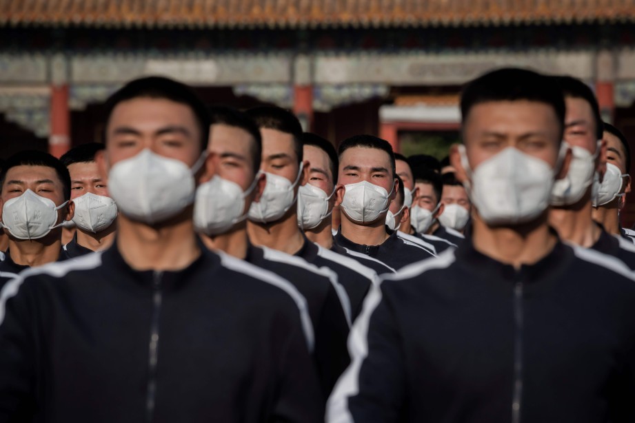 ASKAR China bergambar berlatar belakang Kota Larangan. FOTO AFP 