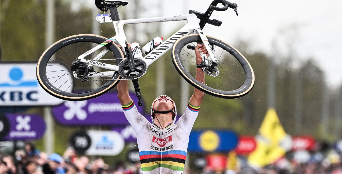 VAN der Poel menjulang basikalnya selepas muncul juara di Tour Flanders. FOTO AFP