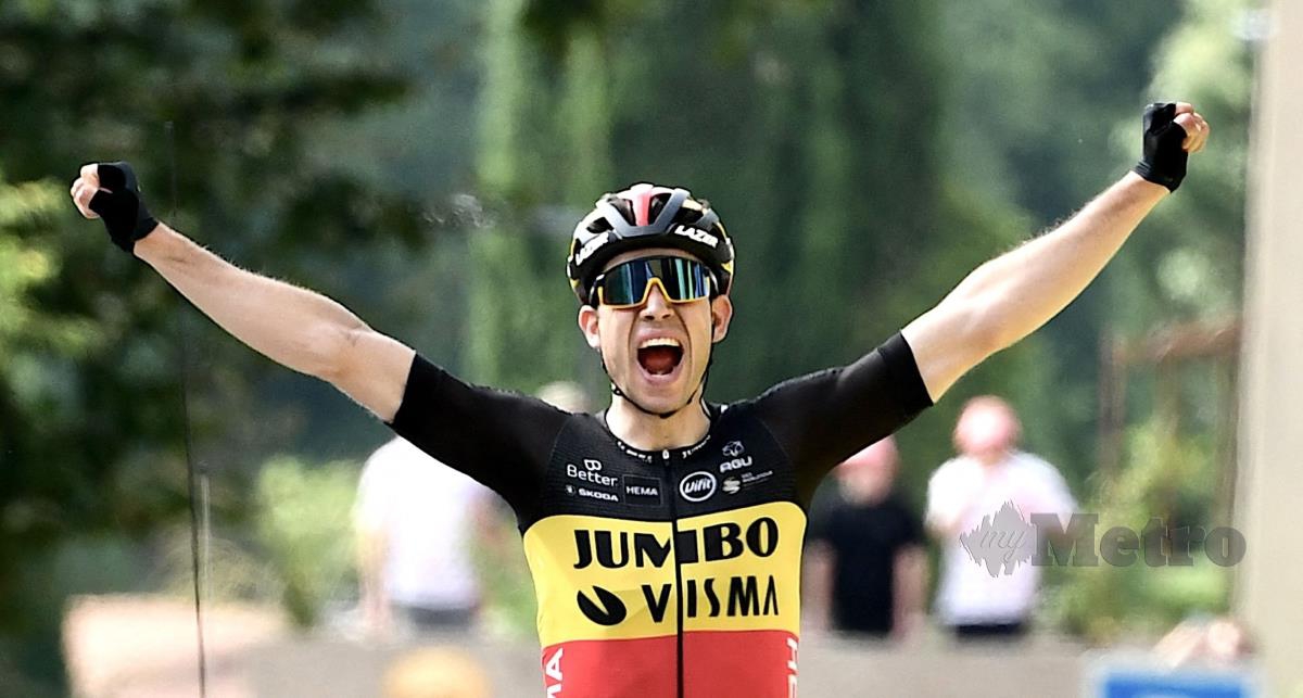 PELUMBA pasukan Jumbo Visma, Wout van Aert dari Belgium meraikan kejayaan memenangi perlumbaan peringkat ke-11 Tour de France, hari ini. FOTO AFP