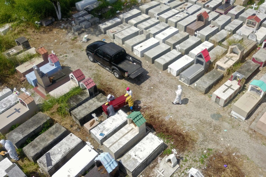 MANGSA dikebumikan di tanah perkuburan di Guayaquil, Ecuador. FOTO AFP 