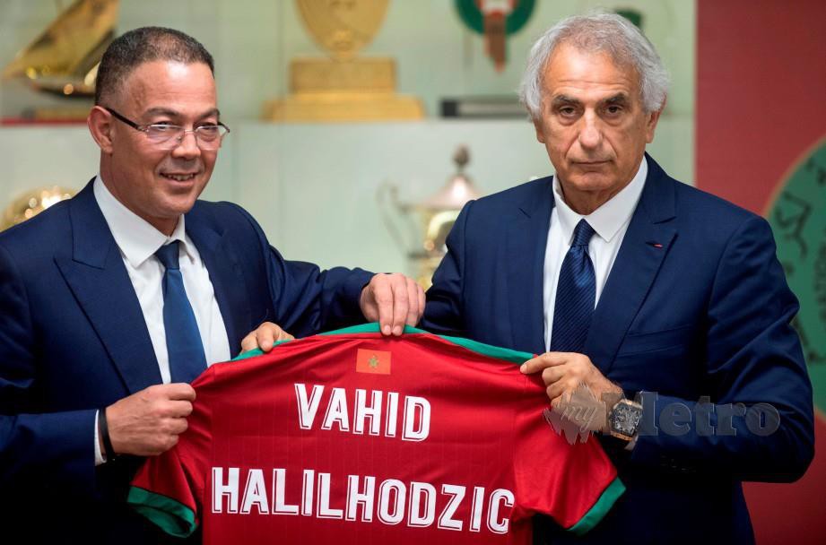 Halilhodzic (kanan) dan Lekjaa bergambar selepas majlis menandatangani perjanjian sebagai jurulatih Maghribi. FOTO AFP