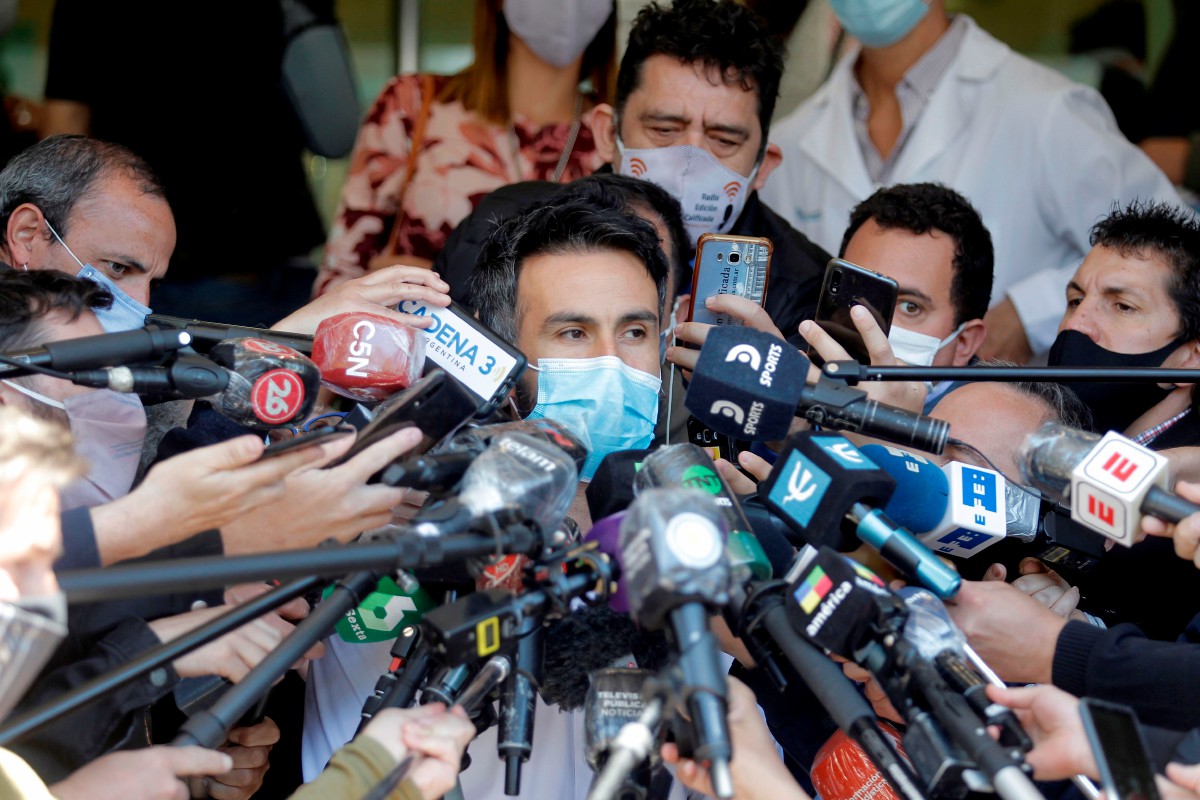 LUQUE memaklumkan keadaan terkini Maradona pada sidang media di luar klinik. FOTO AFP 