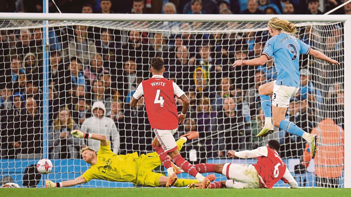 PENYERANG Manchester City, Erling Haaland (kanan) menjaringkan gol keempat ketika menang 4-1 ke atas Arsenal, Selasa lalu. FOTO AFP 