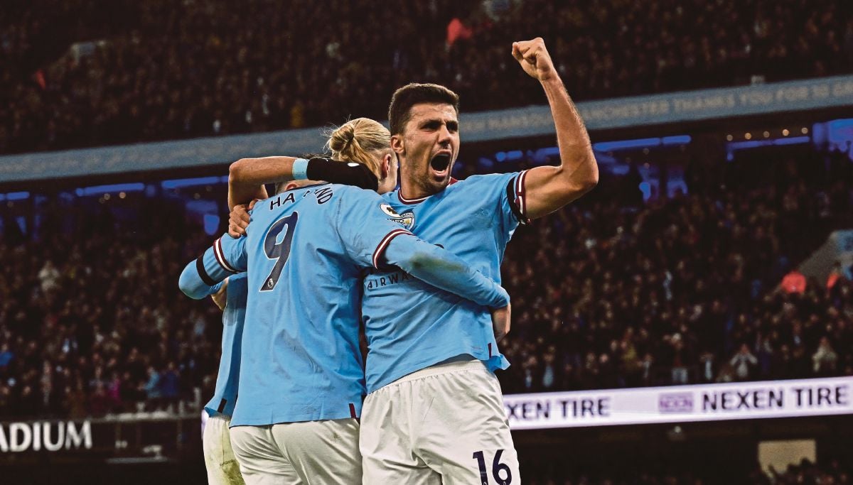 PEMAIN tengah Manchester City, Rodri (kanan) meraikan jaringannya bersama Erling Haaland (tengah) ketika menentang Aston Villa, Ahad lalu. FOTO AFP