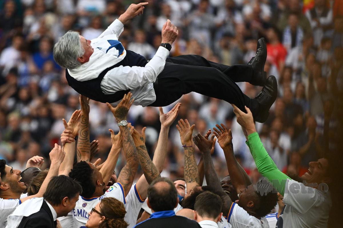 ANCELOTTI dirai selepas Real Madrid berjaya menjulang gelaran La Liga. -FOTO AFP 