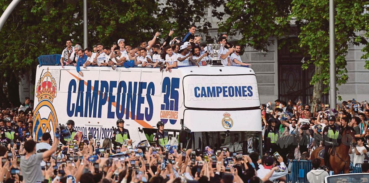 PEMAIN Real Madrid menaiki bas tanpa bumbung untuk bertemu penyokong selepas memenangi La Liga untuk kali ke-35 pada Sabtu lalu. FOTO AFP