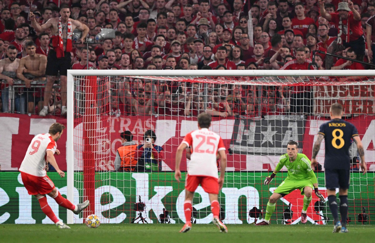 KANE (kiri) menyempurnakan penalti untuk meletakkan Bayern di depan. -FOTO AFP 
