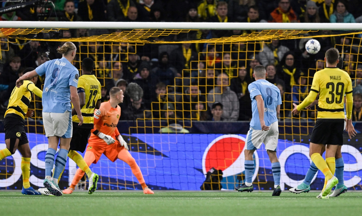 HAALAND menjaringkan gol ketiga City menerusi rembatan menarik. FOTO AFP