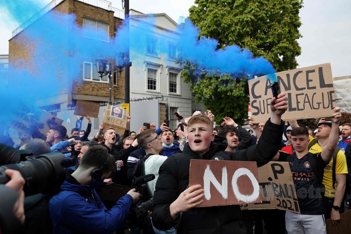 PENYOKONG Chelsea berhimpun di luar Stamford Bridge menunjukkan protes. FOTO AFP