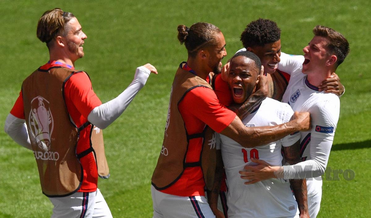 PENYERANG England, Raheem Sterling (tengah) dipeluk rakan sepasukan selepas menjaringkan gol ketika menentang Croatia di Stadium Wembley. FOTO AFP