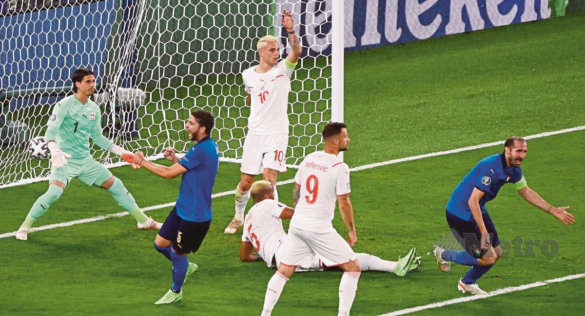 KAPTEN Itali Giorgio Chiellini (kanan) bersorak selepas menjaringkan gol, tetapi gol itu kemudian dibatalkan VAR pada perlawanan dengan Switzerland, semalam. FOTO AFP