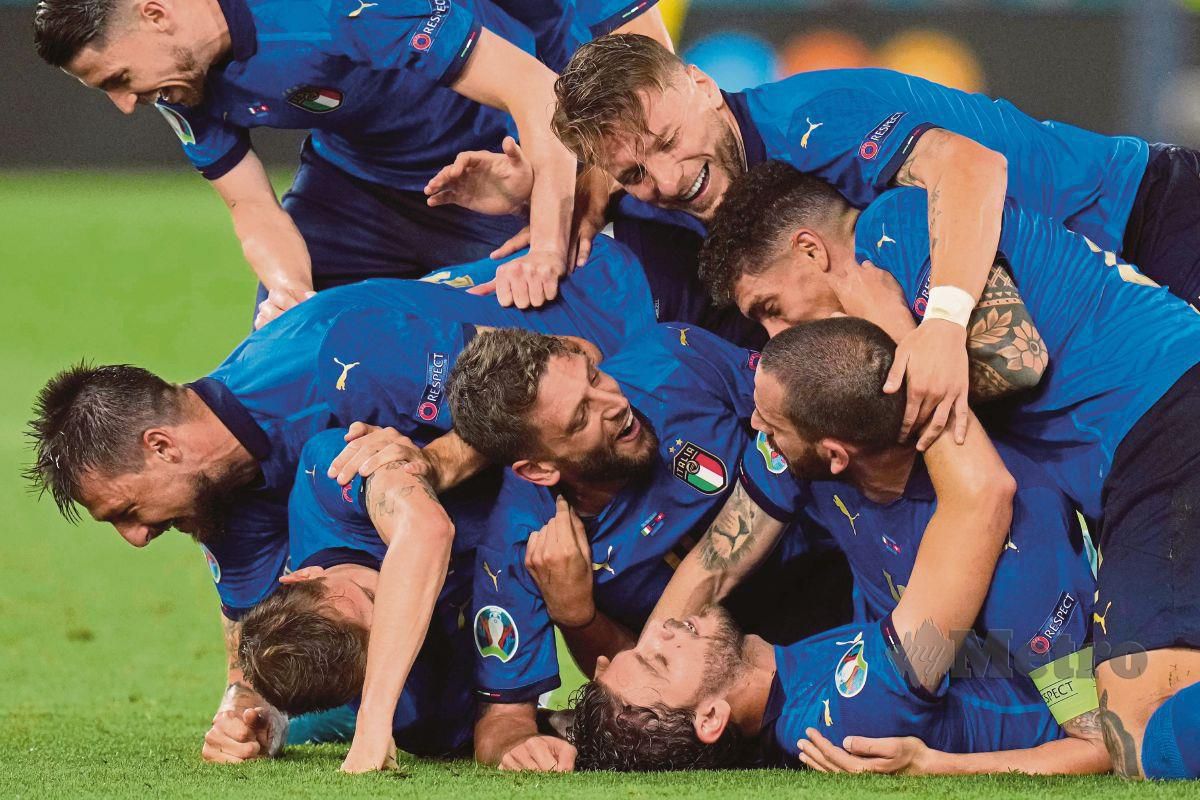 PEMAIN Itali meraikan kemenangan 3-0 ke atas Switzerland untuk layak ke pusingan kalah mati. FOTO AFP