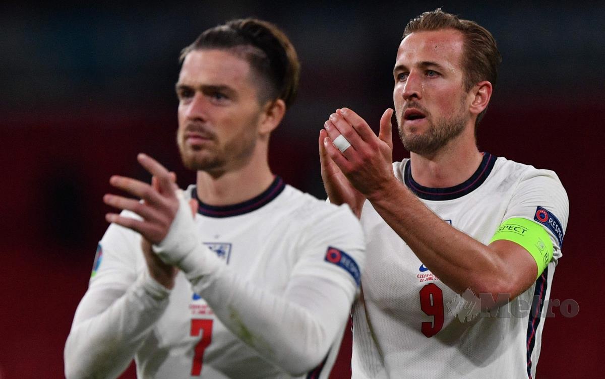 PENYERANG England, Harry Kane (kanan) bersama pemain tengah, Jack Grealish meraikan kemenangan 1-0 ke atas Republik Czech, sekali gus mara ke pusingan kalah mati, semalam. FOTO AFP