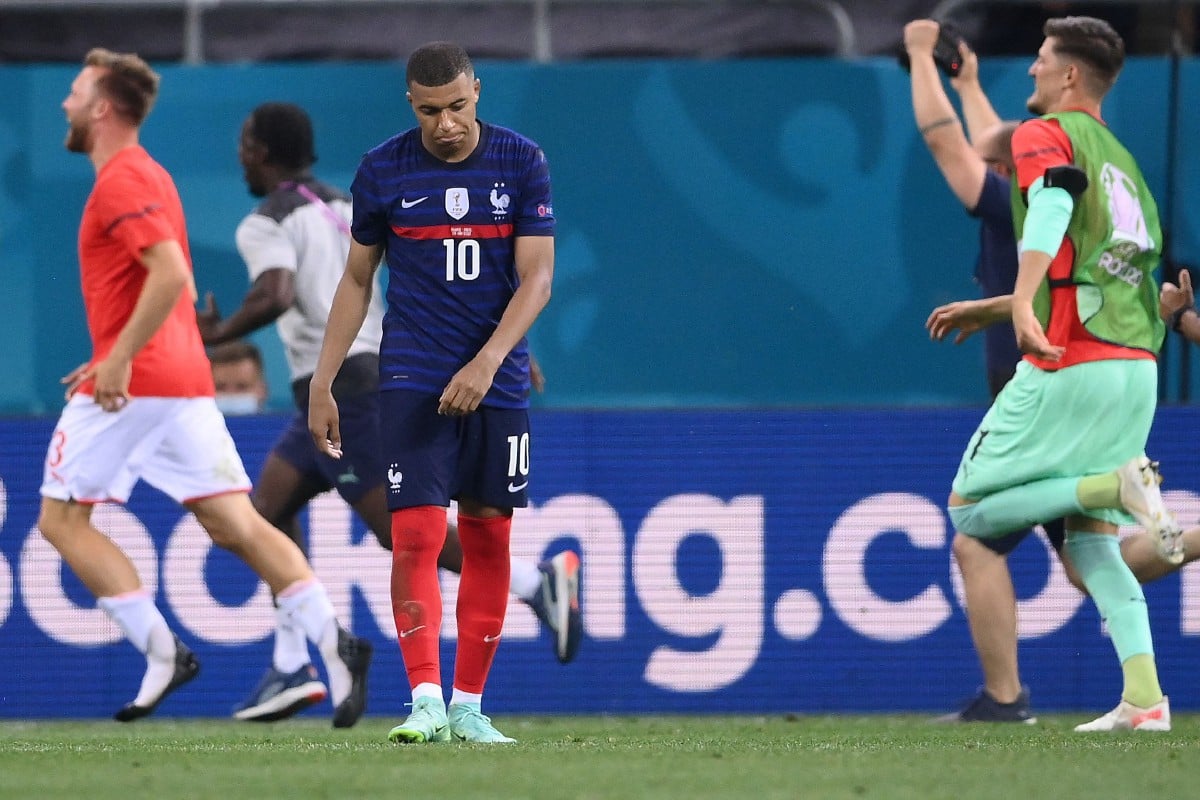 Penyerang Perancis, Kylian Mbappe kecewa selepas gagal menyempurnakan penalti terakhir sebelum tersingkir dalam kelompok 16 terakhir kepada Switzerland di Euro 2020. FOTO AFP