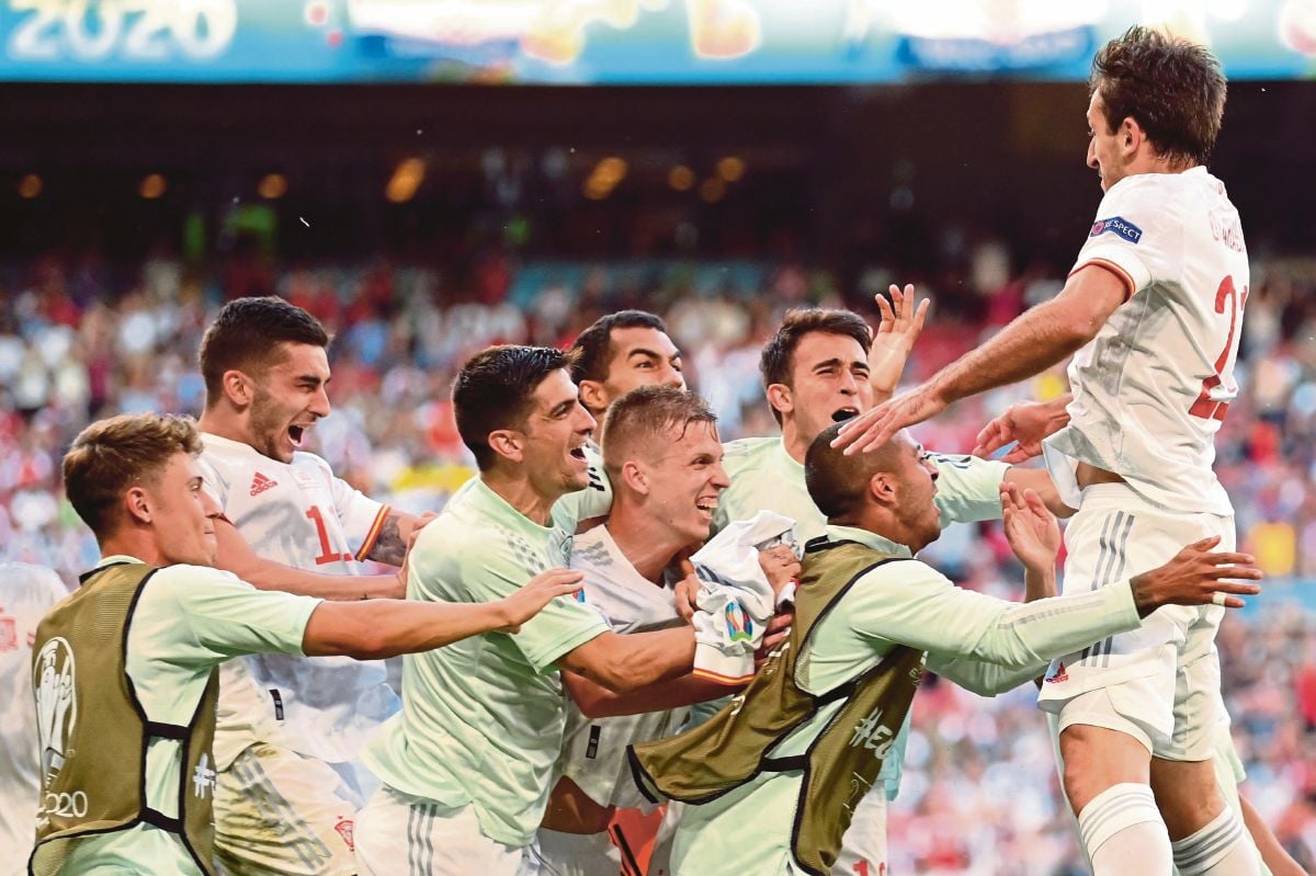OYARBAZAL  (kanan) meraikan jaringan bersama rakan sepasukan selepas meledak gol kelima Sepanyol. FOTO AFP