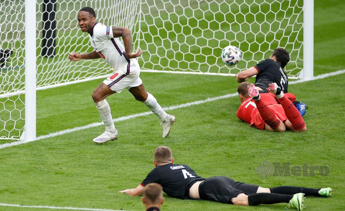 PENYERANG England, Raheem Sterling (kiri) meraikan jaringannya ketika England menewaskan Jerman 2-0 di pusingan kedua Euro 2020 di Wembley, hari ini. FOTO AFP
