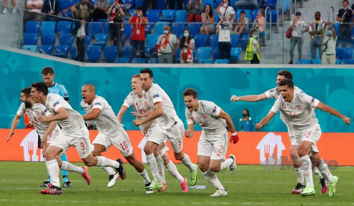 PEMAIN Sepanyol meraikan kejayaan mara ke separuh akhir Euro 2020 selepas menewaskan Switzerland menerusi penentuan sepakan penalti, malam tadi. FOTO AFP
