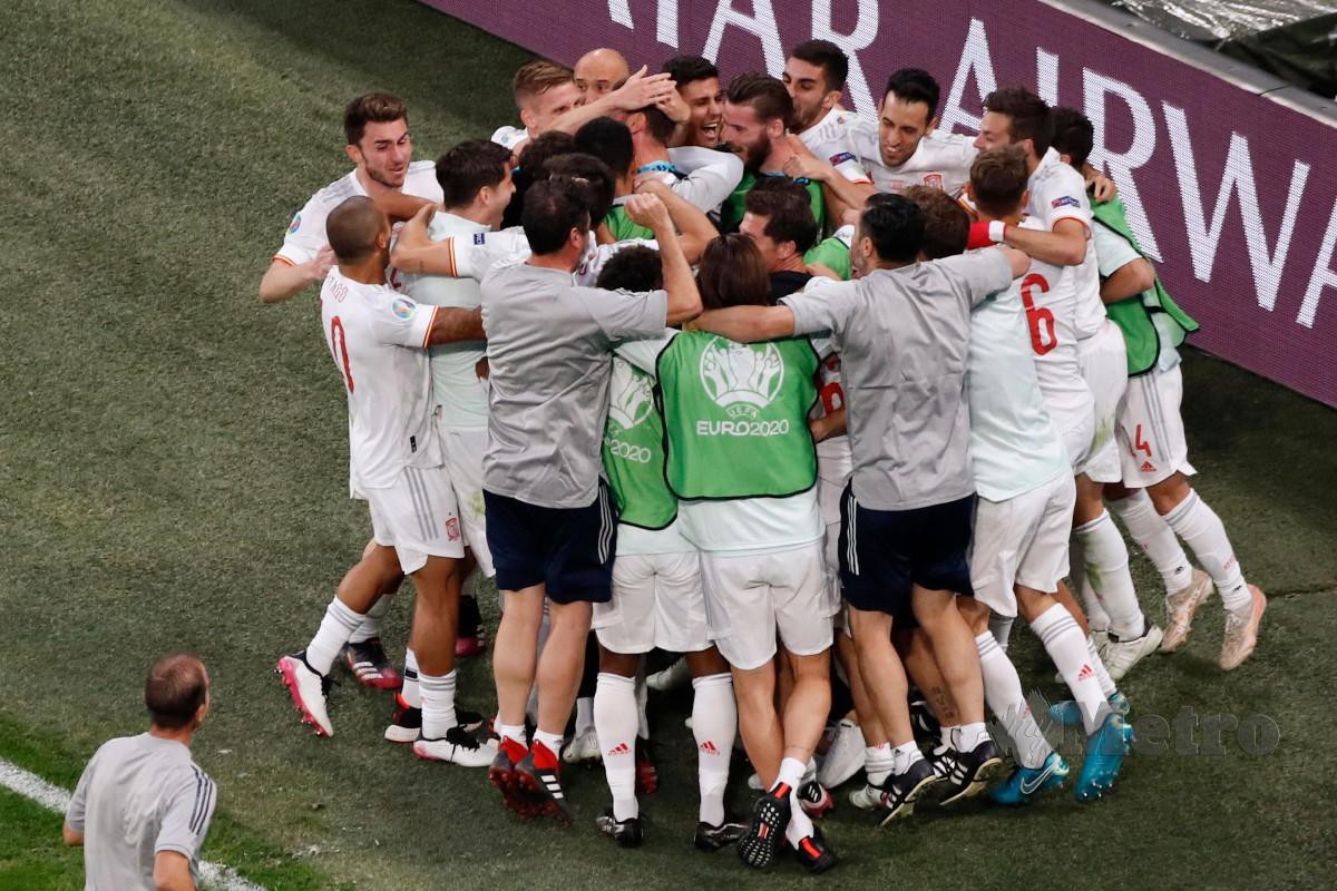 BARISAN pemain Sepanyol meraikan kejayaan menewaskan Switzerland. FOTO AFP