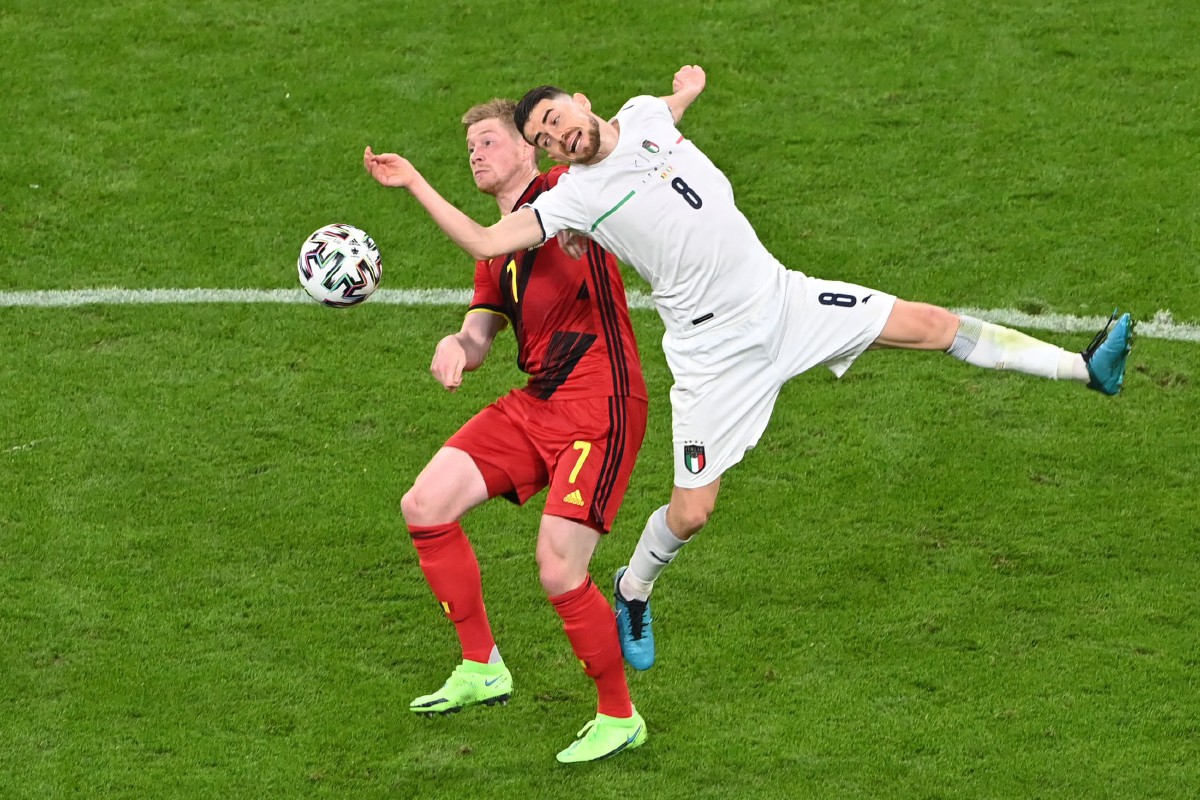 JORGINHO (kanan) cuba merebut bola dari pemain tengah Belgium Kevin De Bruyne (kira) ketika aksi suku akhir. FOTO AFP 