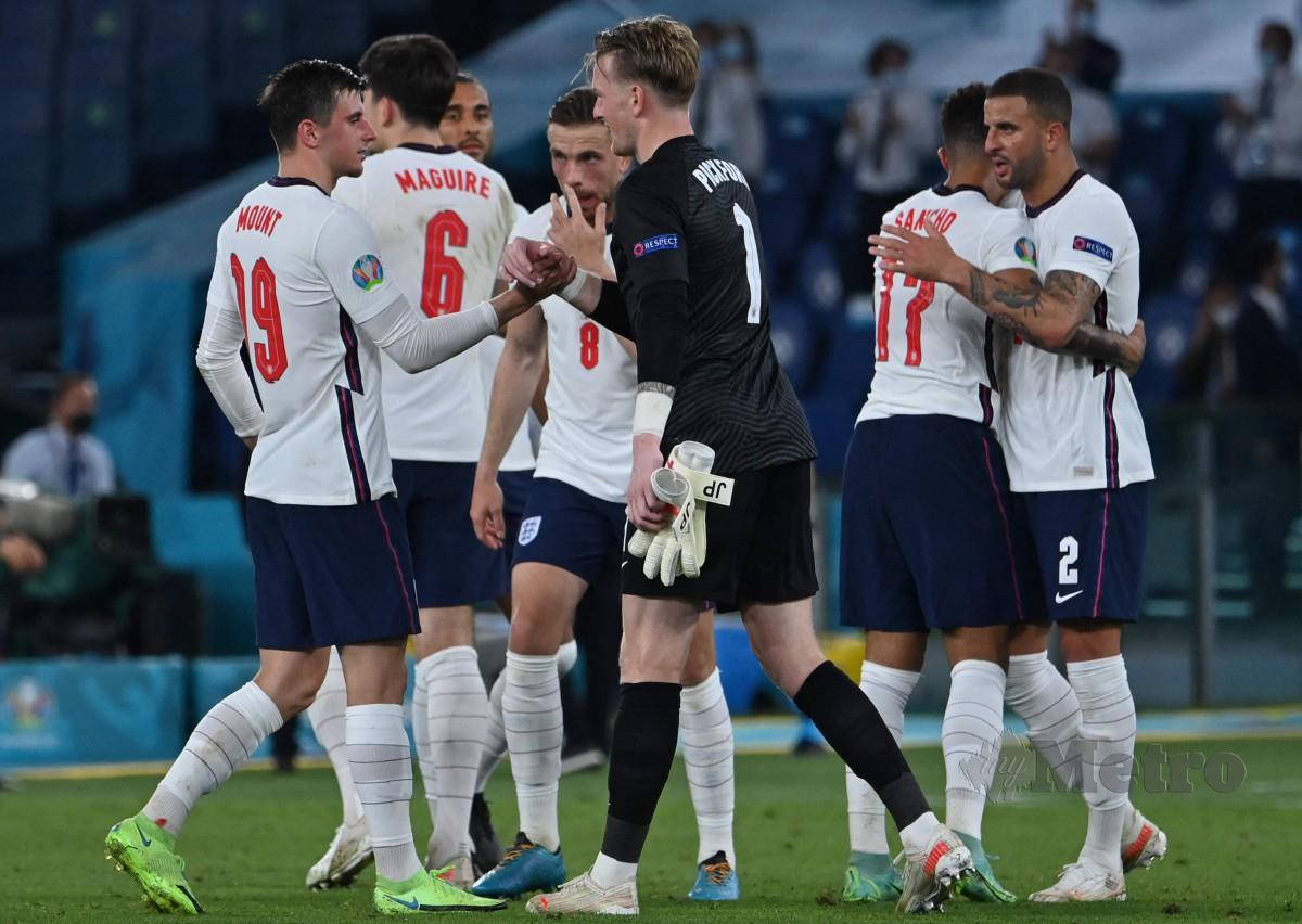 BARISAN pemain England ketika meraikan kejayaan menewaskan Ukraine selepas tamat perlawanan. FOTO AFP
