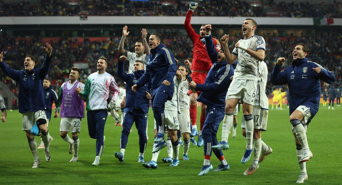 PEMAIN Itali meraikan kejayaan mereka layak ke Euro 2024. FOTO AFP