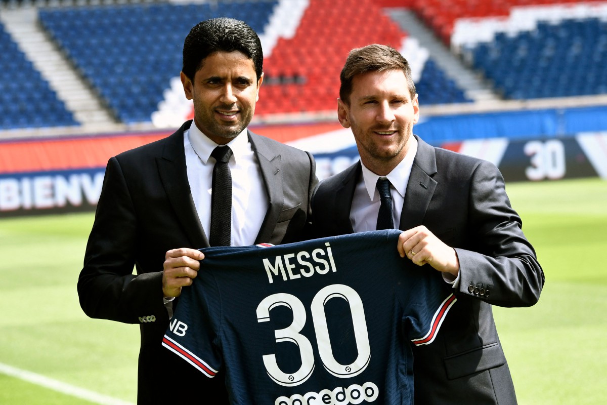 Nasser Al-Khelaifi (kiri) bersama bintang baharu kelab PSG, Lionel Messi di Parc des Princes, Paris. FOTO AFP