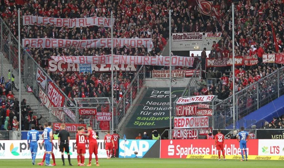 PENYOKONG Bayern menaikkan kain rentang mengutuk Hopp. FOTO AFP