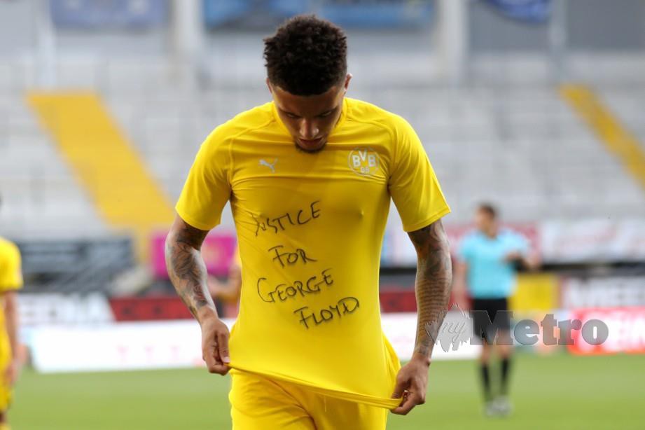 Jadon Sancho menayangkan jersi bertulis ‘Keadilan untuk George Floyd’ selepas menjaringkan gol buat Dortmund hujung minggu lalu. FOTO AFP