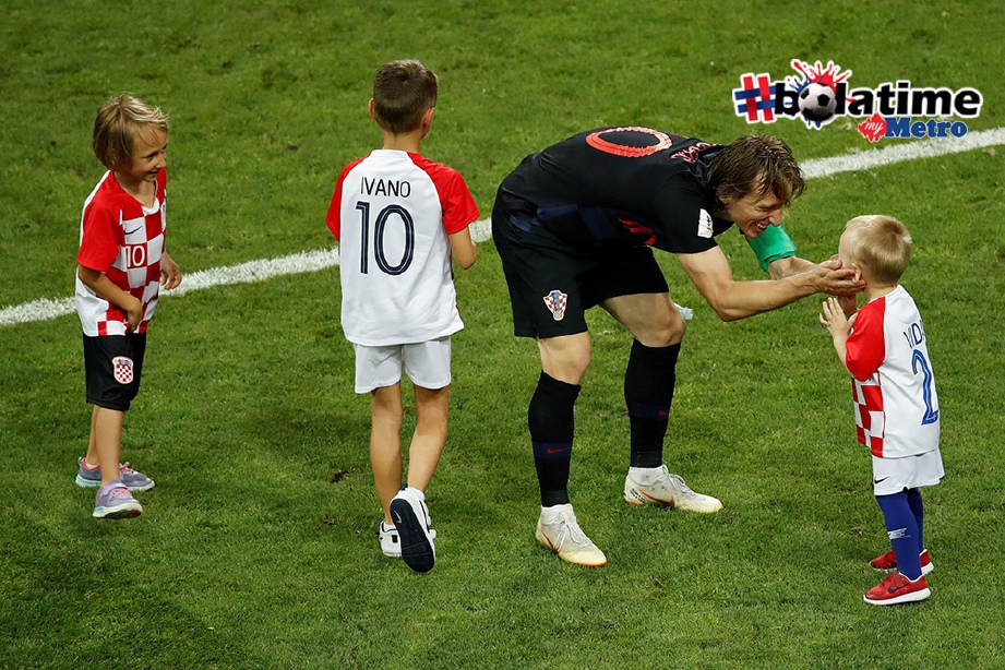 MODRIC meraikan kemenangan bersama anaknya. FOTO/AFP 