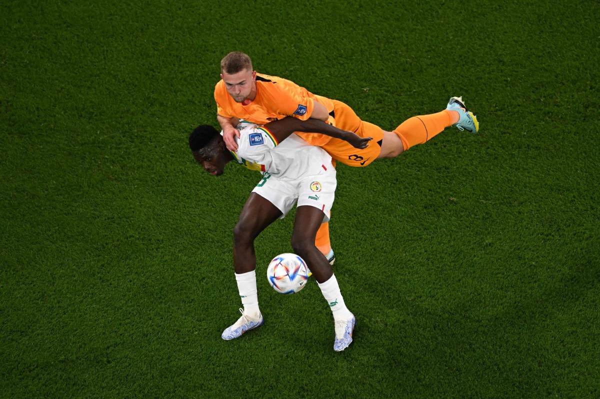 Pemain pertahanan Senegal, Kalidou Koulibaly (bawah) diasak pemain Belanda pada aksi Piala Dunia. FOTO AFP