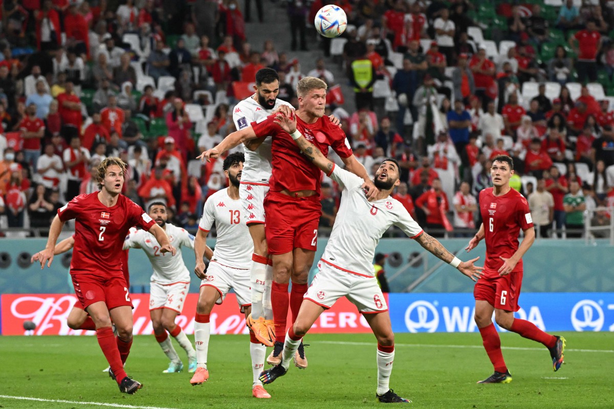 Percubaan pemain Denmark, Andreas Cornelius gagal membuahkan hasil ketika berdepan Tunisia. FOTO AFP