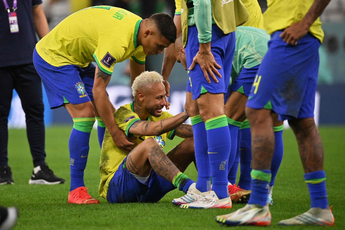 NEYMAR tak dapat menahan air mata kekecewaannya selepas Brazil tewas di suku akhir. -FOTO AFP