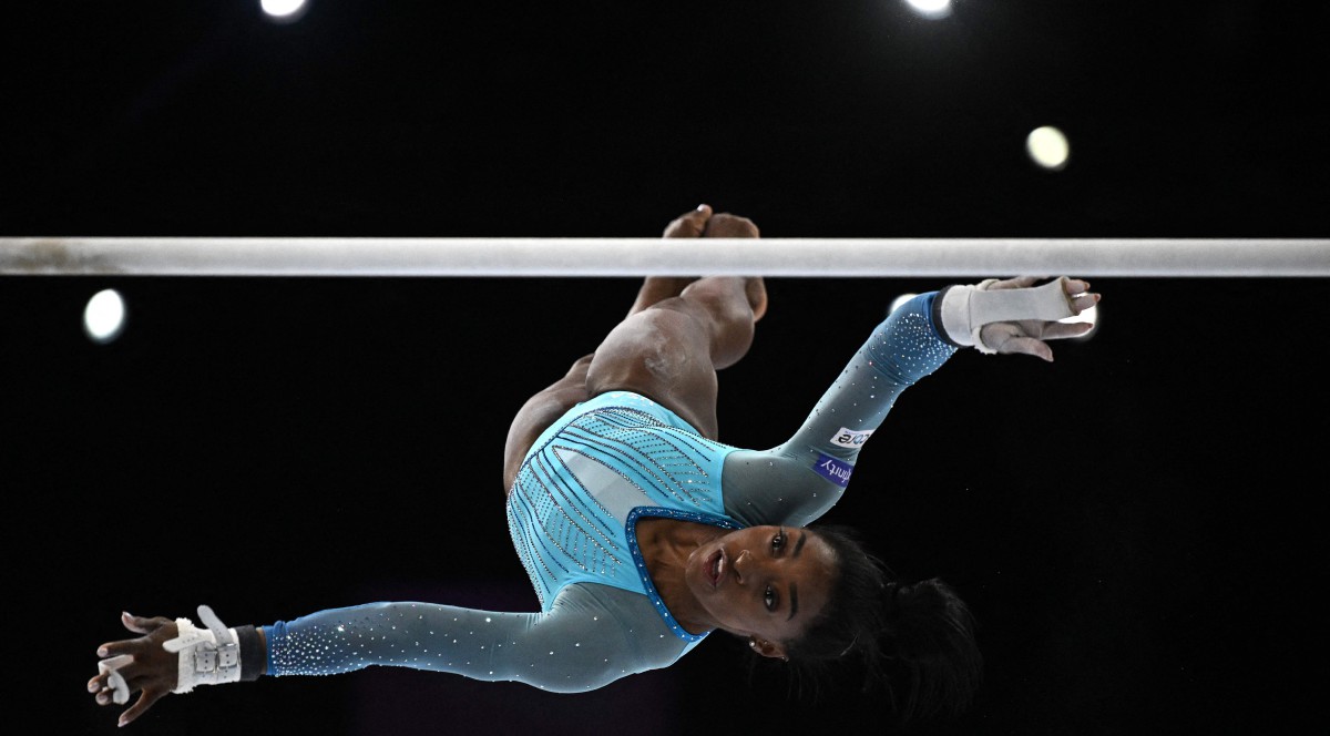 SIMONE ketika beraksi di sesi kelayakan di Kejohanan Gimnastik Artistik Dunia di Belgium. FOTO AFP