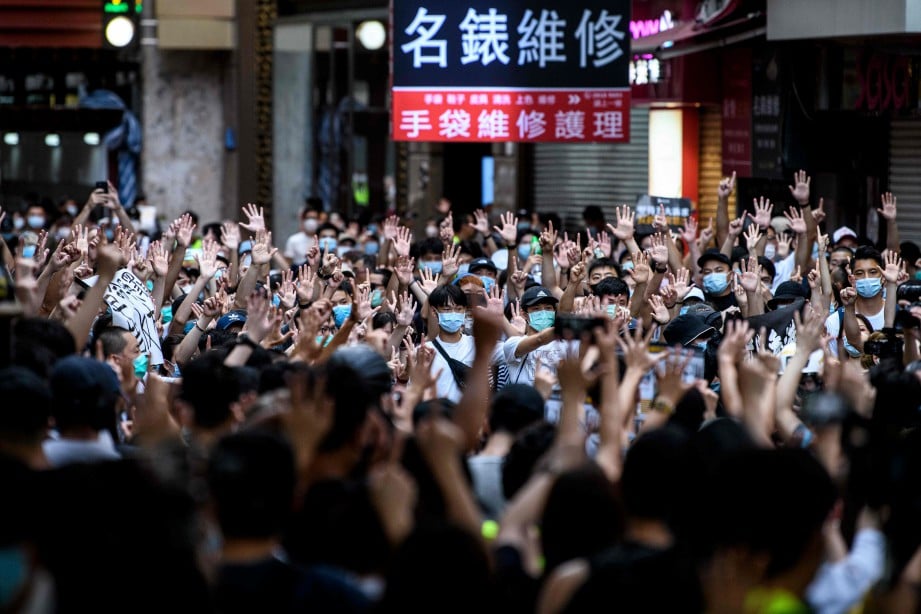 TUNJUK perasaan di Hong Kong membantah penguatkuasaan akta keselamatan baharu. FOTO 