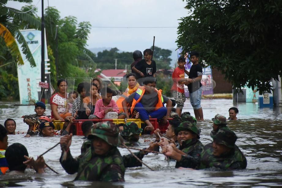 Anggota tentera membantu memindahkan penduduk terjejas. FOTO AFP 