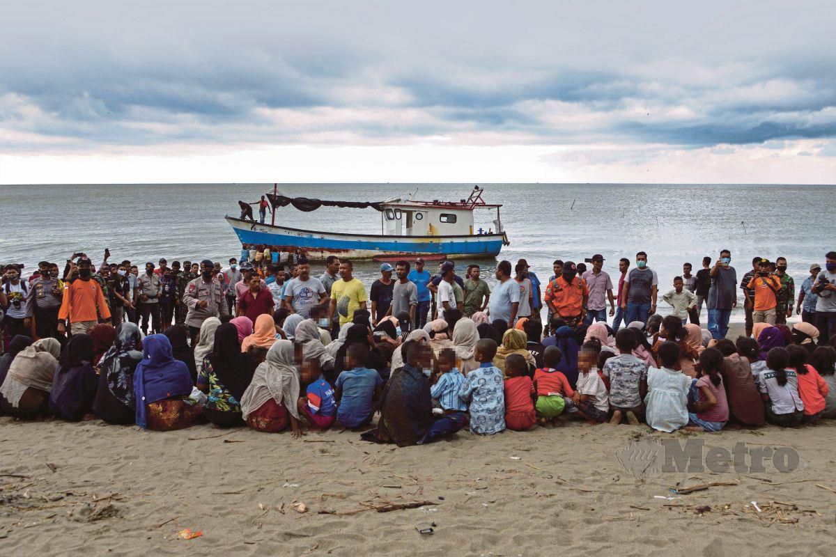 PELARIAN Rohingya berada pantai Kampung Lancok, Aceh, Indonesia pada 25 Jun 2020. FOTO AFP