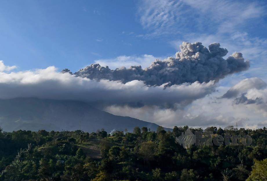 DEBU dan asap Gunung berapi Sinabung di Sumatera Utara, Indonesia yang meletus pagi tadi dijangka memasuki ruang udara utara Selat Melaka, negeri di utara serta timur Semenanjung Malaysia bermula malam ini. FOTO AFP