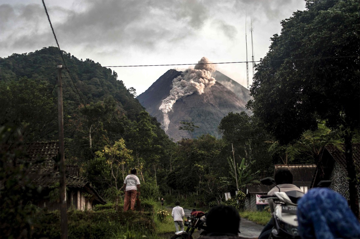 FOTO pada 27 Januari menunjukkan asap dan debu dari Gunung Merapi. FOTO AFP 