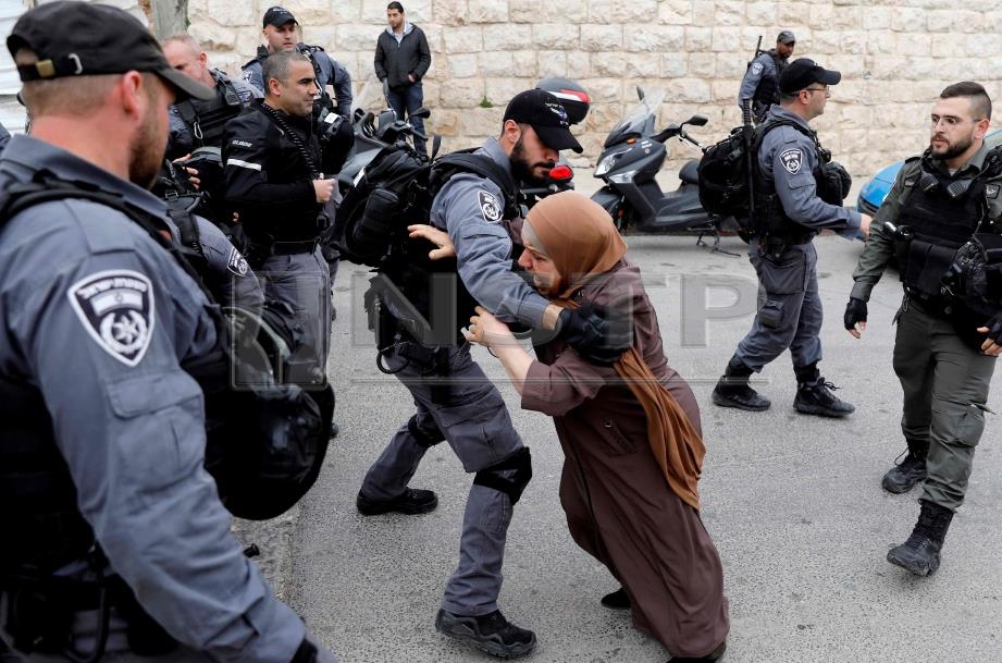  ISRAEL menyerang penduduk Palestin yang berkumpul di pintu masuk utama kawasan masjid. -Foto AFP